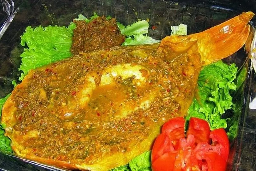 Ikan Mas Naniura, 1. Nasi Galung, 2. Roti Ganda, 3. Ikan Mas Naniura, 4. Mie Gomak, 5. Roti Ketawa, 6. Babi Panggang, 7. Mie Goyang, 8. Mie Sop, 9. Lontong Mie