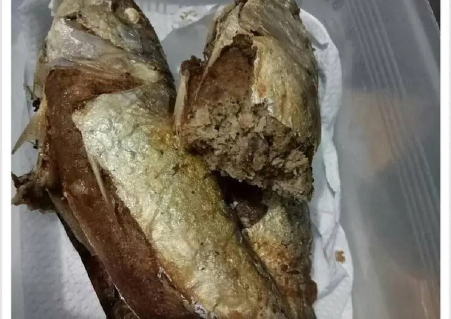 Ikan Panggang Geleng, 1. Ikan Panggang Pacak, 2. Mie Gomak, 3. Ikan Panggang Geleng, 4. Lompong Sagu, 5. Gulai Ikan Sibolga, 6. Nasi Tue, 7. Sambal Andaliman, 8. Pale Badar atau Pepes Ikan Teri, 9. Ebi (Udang Kering), 10. Ikan Teri Sibolga