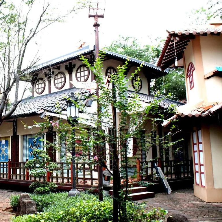 Kampung Jepang, 1. Taman Bunga Wiladatika, 2. Buperta Cibubur, 3. Kampung Cina, 4. Kampung Jepang, 5. Cibubur Garden Dairy, 6. Eldorado Waterpark, 7. Kampoeng Maen Cibubur, 8. Taman Lebah, 9. Telaga Arwana, 10. Taman Lalu Lintas Saka Bhayangkara