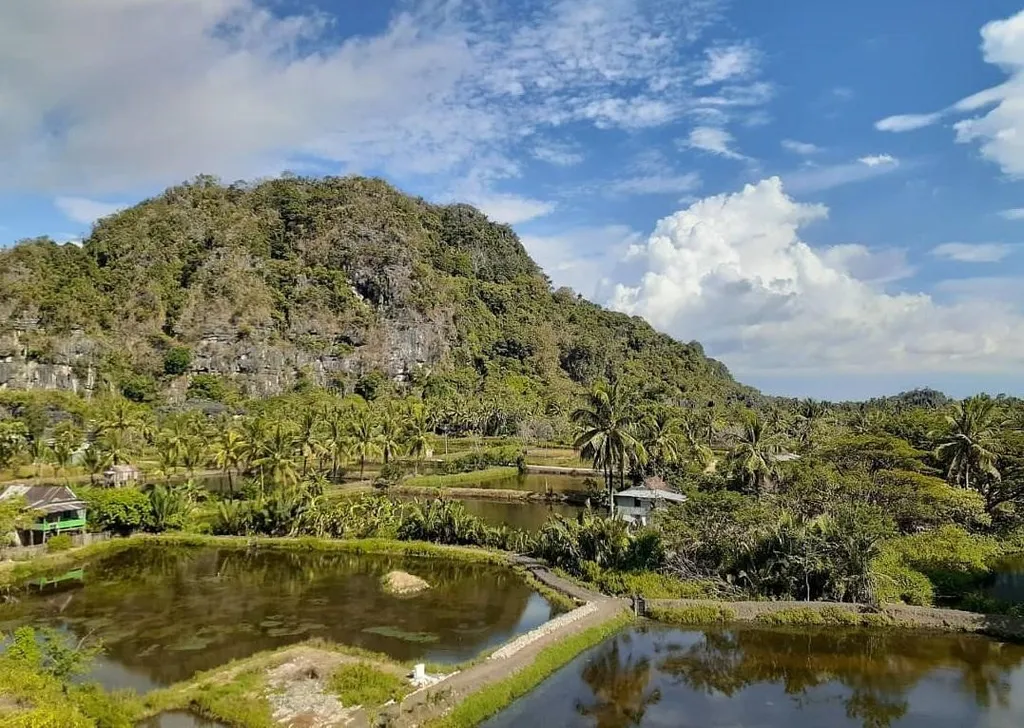Kampung Rammang-Rammang, 1. Helena Sky Bridge, 2. Puncak Makkaroewa, 3. Sungai Pute, 4. Leang Petta, 5. Pantai Kuri Caddi, 6. Taman Leang-Leang, 7. Air Terjun Bantimurung, 8. Wisata Bulu Saukang, 9. Air Terjun Taipa, 10. Kampung Rammang-Rammang