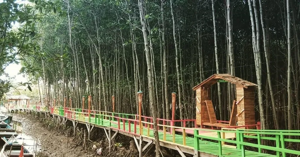Kampoeng Mangrove Ra'ra, 1. Pulau Libukang, 2. Bukit Bosolo, 3. Air Terjun Tama’lulua, 4. Air Terjun Boro, 5. Bukit Sinalu Bulu Jaya, 6. Air Terjun Pelangi Lembah Impian (Malulua Rumbia), 7. Lembah Hijau Rumbia Resort, 8. PLTB Tolo, 9. Batu Karst Pundo Siping, 10. Kampoeng Mangrove Ra'ra