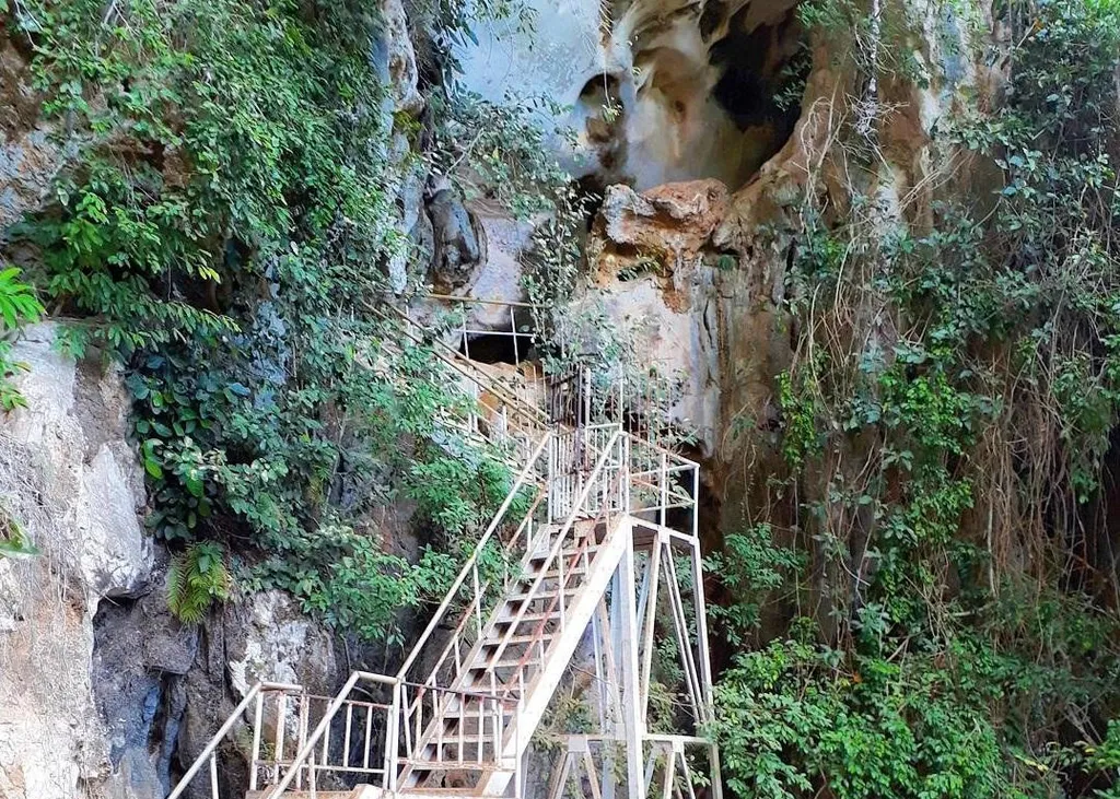 Leang Petta, 1. Helena Sky Bridge, 2. Puncak Makkaroewa, 3. Sungai Pute, 4. Leang Petta, 5. Pantai Kuri Caddi, 6. Taman Leang-Leang, 7. Air Terjun Bantimurung, 8. Wisata Bulu Saukang, 9. Air Terjun Taipa, 10. Kampung Rammang-Rammang