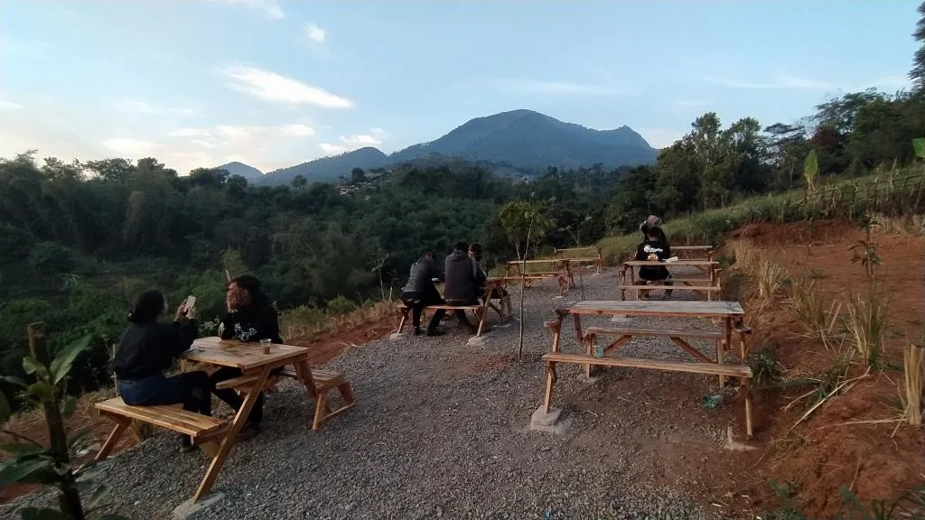 Lembah Korpri Tangga 100, 1. Bukit Moko, 2. Wanawisata Batu Kuda, 3. Kampung Bamboo, 4. Curug Cinulang, 5. Curug Templek, 6. Lembah Korpri Tangga 100, 7. Tangga 1000, 8. Wetland Park Cisurupan, 9. Manglayang Jungle Place, 10. Oray Tapa