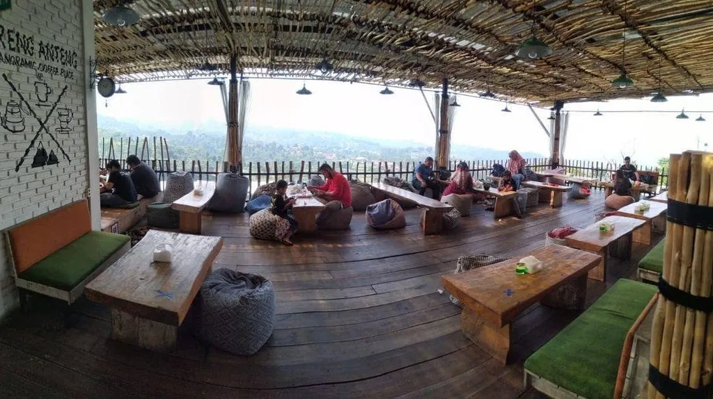 Lereng Anteng, 1. Dusun Bambu (Burangrang Resto), 2. Lereng Anteng, 3. Tafso Barn, 4. Maja House, 5. Roxx Café Lembang, 6. Saung Pengkolan 1, 7. Equator Stable &amp; Resto, 8. The Peak Resort Dining, 9. Cakrawala Sparkling Nature
