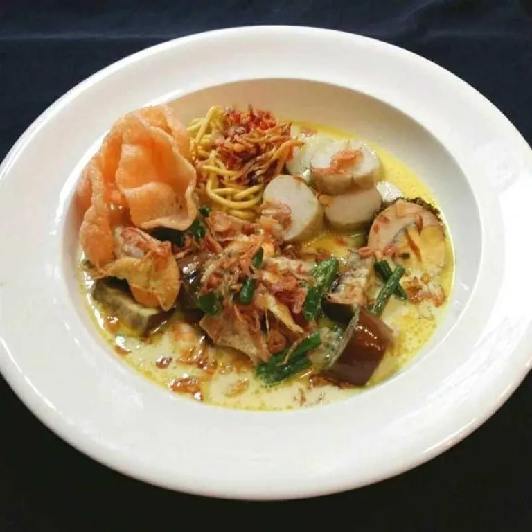 Lontong Mie, 1. Nasi Galung, 2. Roti Ganda, 3. Ikan Mas Naniura, 4. Mie Gomak, 5. Roti Ketawa, 6. Babi Panggang, 7. Mie Goyang, 8. Mie Sop, 9. Lontong Mie