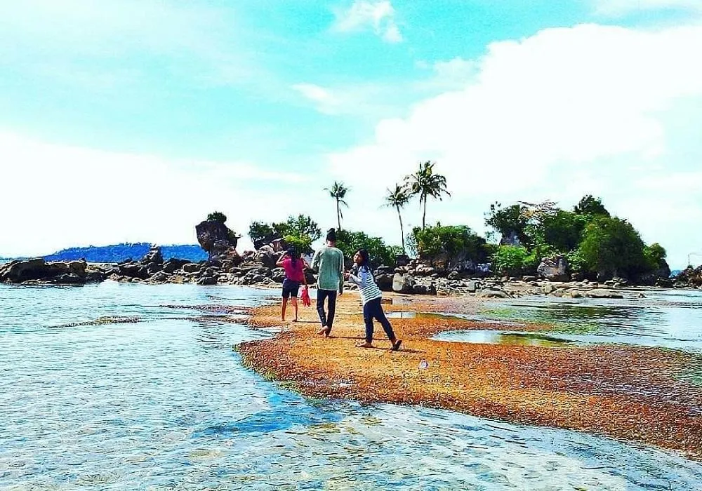 Pulau Bangke, 1. Bukit Tor Simarbarimbing, 2. Pulau Poncan Ketek, 3. Pulau Putri, 4. Pantai Wisata Indah, 5. Sibolga Square, 6. Pulau Poncan Gadang, 7. Bukit Ketapang, 8. Batu Lobang, 9. Jembatan Kuning, 10. Pulau Bangke