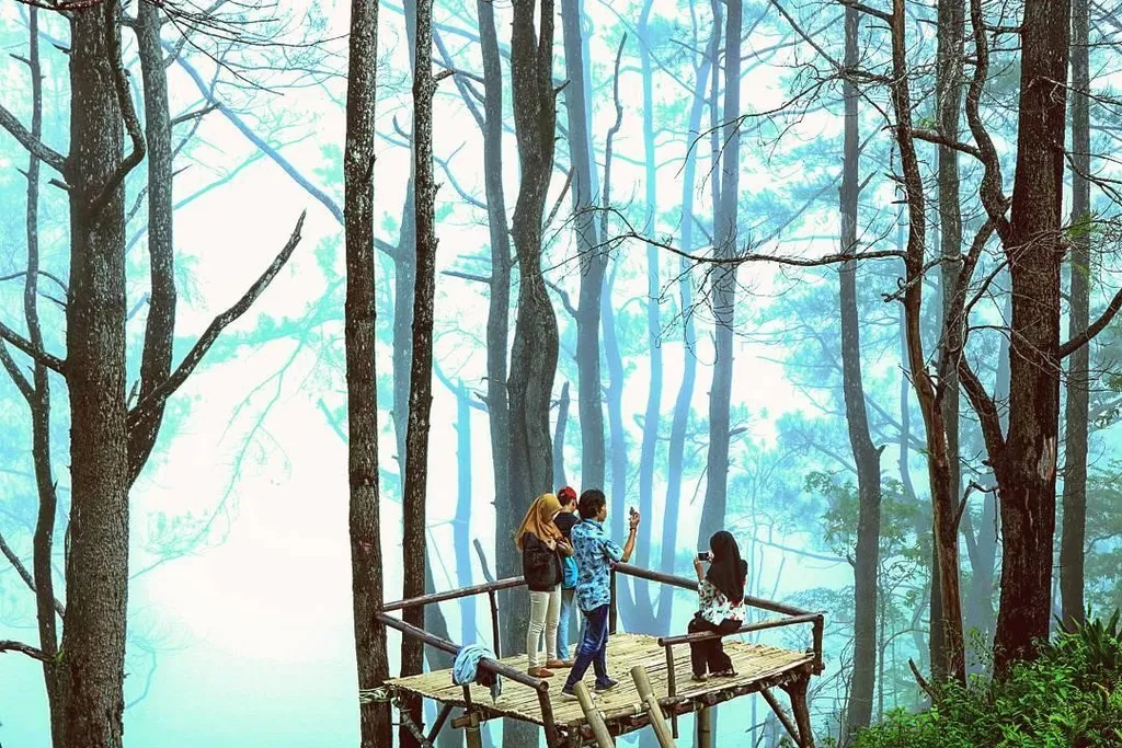 Puncak Makkaroewa, 1. Helena Sky Bridge, 2. Puncak Makkaroewa, 3. Sungai Pute, 4. Leang Petta, 5. Pantai Kuri Caddi, 6. Taman Leang-Leang, 7. Air Terjun Bantimurung, 8. Wisata Bulu Saukang, 9. Air Terjun Taipa, 10. Kampung Rammang-Rammang