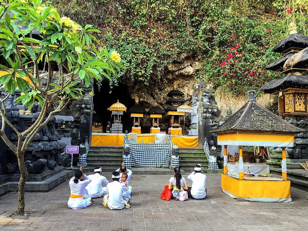 Pura Goa Lawah, 1. Kerta Gosa, 2. Pasar Seni Klungkung, 3. Pura Goa Lawah, 4. Desa Kamasan, 5. Goa Jepang Klungkung, 6. Pantai Pasih Uug, 7. Air Terjun Tukad Unda, 8. Angel’s Billabong, 9. Manta Point, 10. Tembeling Water Spring