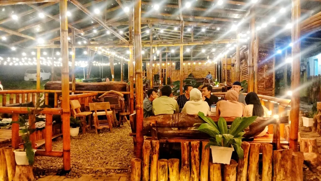 Pal’s Coffee, 1. Biji Hitam, 2. Jabu Café &amp; Restaurant, 3. Gundaling Farmstead, 4. Pal’s Coffee, 5. De Lila, 6. Café Raymond, 7. Kedai Kopi Purba, 8. BPK Ajimbelang 4, 9. Wajik Bahagia