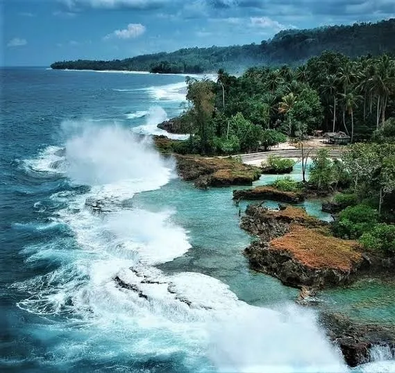 Pantai Batu Picah, 1. Telaga Biru Samares, 2. Pantai Anggopi, 3. Air Terjun Wafsarak, 4. Goa Binsari, 5. Air Terjun Karmon, 6. Wisata Cagar Budaya Kuburan Tua Padwa, 7. Pantai Batu Picah, 8. Tanjung Saruri, 9. Pulau Owi, 10. Pantai Segara Indah