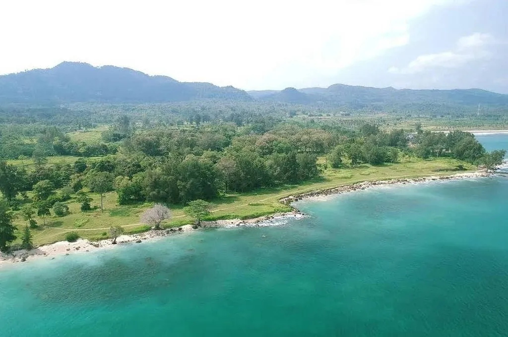 Pantai Bugel Mega Camara, 1. Pantai Tanjung Lesung, 2. Pantai Batu Hideung, 3. Pantai Cipenyu, 4. Pantai Carita, 5. Pantai Daplangu, 6. Pantai Kerang, 7. Pantai Bugel Mega Camara, 8. Pantai Matahari, 9. Pantai Pulau Liwungan, 10. Pantai Kuntili Tanjung Lesung
