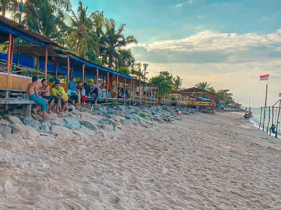Pantai Captain Elwin, 1. Pantai Pasir Koneng, 2. Pantai Marina Puak, 3. Pantai Teluk Makmur, 4. Pantai Akasia Indah Guntung, 5. Pantai Pulai Bungkuk Indah, 6. Pantai Legenda Pelintung, 7. Pantai Captain Elwin, 8. Pantai Purnama, 9. Pantai Wisata Bahtera Alam Guntung