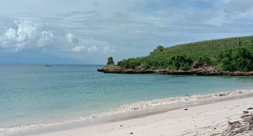 Pantai Cemara, 1. Tanjung Bloam, 2. Pantai Tangsi, 3. Pantai Kaliantan, 4. Pantai Ekas, 5. Pantai Sungkun, 6. Pantai Cemara, 7. Pantai Tanjung Perak, 8. Pantai Surga, 9. Pantai Tanjung Ringgit