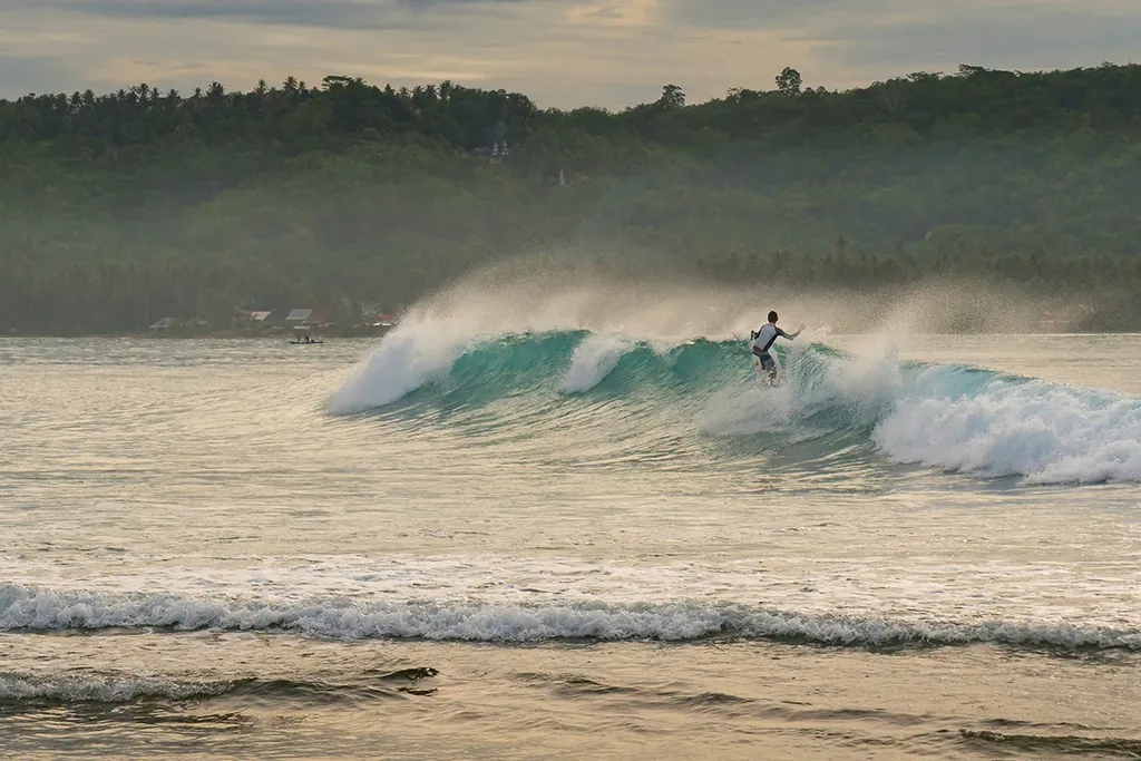 Pantai Indah Sorake, 1. Desa Bawomataluo, 2. Desa Wisata Orahili, 3. Pantai Indah Tureloto, 4. Pantai Gawu Soyo, 5. Pantai Indah Sorake, 6. Pantai Lagundri, 7. Pulau Wunga Laguna, 8. Pantai Ladeha, 9. Air Terjun Luaha Ndroi, 10. Pulau Asu