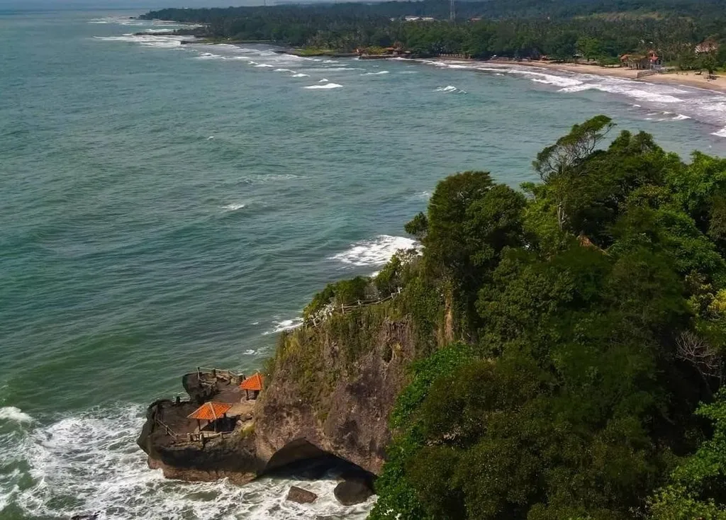 Pantai Karang Bolong, 1. Pantai Sambolo, 2. Pantai Pasir Putih Florida, 3. Pantai Anyer, 4. Pantai Karang Bolong, 5. Pantai Cibeureum, 6. Pulau Sangiang, 7. Tugu Nol Kilometer, 8. Puncak Sidapang