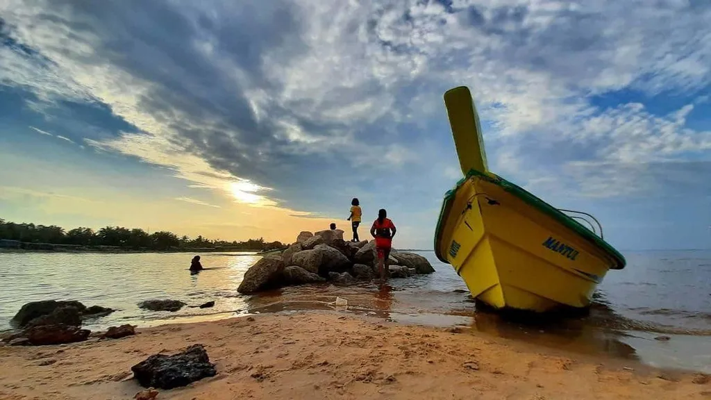 Pantai Koneng, 1. Pantai Teluk Makmur, 2. Hutan Wisata Dumai, 3. Danau Bunga Tujuh, 4. Wisata Mancing Pantai Pak Ngah, 5. Bandar Bakau Dumai, 6. Taman Bukit Gelanggang, 7. Tugu Lancang Kuning, 8. Pantai Koneng, 9. Masjid Raya Al-Manan, 10. Taman Telaga Tirta Patra