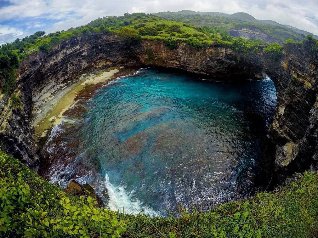 Pantai Pasih Uug, 1. Kerta Gosa, 2. Pasar Seni Klungkung, 3. Pura Goa Lawah, 4. Desa Kamasan, 5. Goa Jepang Klungkung, 6. Pantai Pasih Uug, 7. Air Terjun Tukad Unda, 8. Angel’s Billabong, 9. Manta Point, 10. Tembeling Water Spring