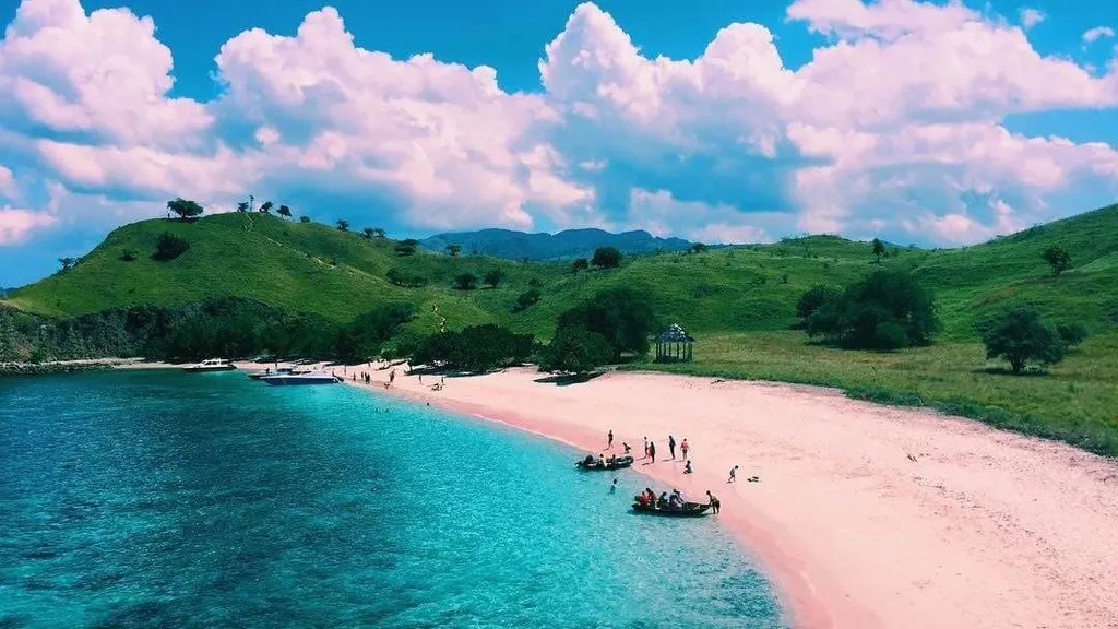 Pantai Tangsi, 1. Tanjung Bloam, 2. Pantai Tangsi, 3. Pantai Kaliantan, 4. Pantai Ekas, 5. Pantai Sungkun, 6. Pantai Cemara, 7. Pantai Tanjung Perak, 8. Pantai Surga, 9. Pantai Tanjung Ringgit