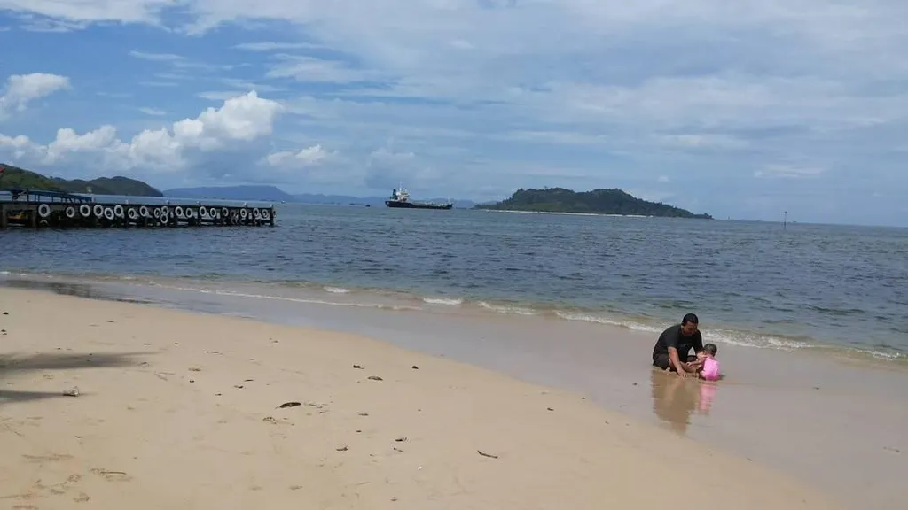 Pantai Wisata Indah, 1. Bukit Tor Simarbarimbing, 2. Pulau Poncan Ketek, 3. Pulau Putri, 4. Pantai Wisata Indah, 5. Sibolga Square, 6. Pulau Poncan Gadang, 7. Bukit Ketapang, 8. Batu Lobang, 9. Jembatan Kuning, 10. Pulau Bangke
