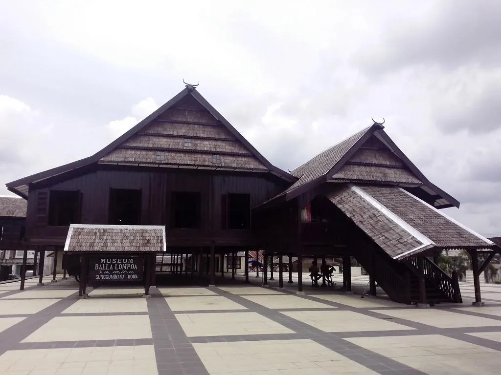 Rumah Adat Balla Lompoa, 1. Bukit Muntea, 2. Pantai Seruni, 3. Mini Showfarm, 4. Pantai Marina, 5. Air Terjun Bissappu, 6. Rumah Adat Balla Lompoa, 7. Hutan Pinus Rombeng, 8. Goa Batu Ejayya, 9. Permandian Eremerasa, 10. Air Terjun Simoko