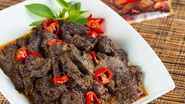 Rendang Paru, 1. Galamai, 2. Batiah, 3. Rendang Talua, 4. Pangek Cubadak, 5. Gulai Paluik, 6. Rendang Runtiah, 7. Bareh Randang, 8. Katupek Gulai Paku, 9. Rendang Paru, 10. Sate Danguang-Danguang