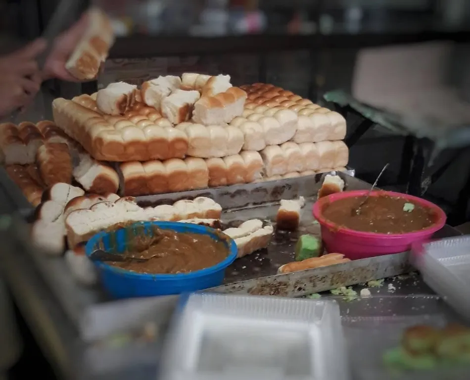 Roti Maros, 1. Pallubasa, 2. Roti Maros, 3. Jalangkote, 4. Sup Konro, 5. Burasa, 6. Bubur Bassang, 7. Pisang Epe, 8. Mie Titi