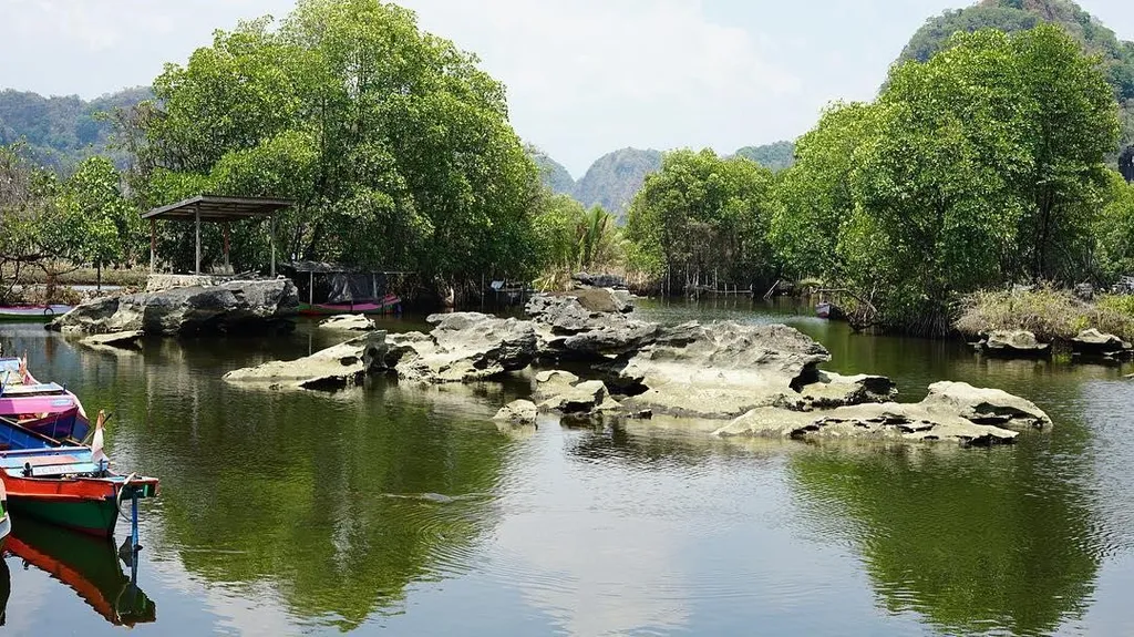 Sungai Pute, 1. Helena Sky Bridge, 2. Puncak Makkaroewa, 3. Sungai Pute, 4. Leang Petta, 5. Pantai Kuri Caddi, 6. Taman Leang-Leang, 7. Air Terjun Bantimurung, 8. Wisata Bulu Saukang, 9. Air Terjun Taipa, 10. Kampung Rammang-Rammang
