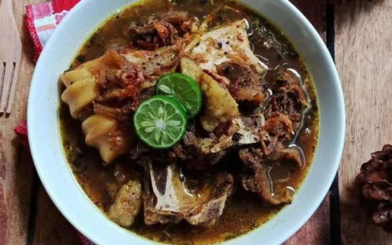 Sup Konro, 1. Pallubasa, 2. Roti Maros, 3. Jalangkote, 4. Sup Konro, 5. Burasa, 6. Bubur Bassang, 7. Pisang Epe, 8. Mie Titi