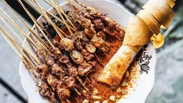 Sate Bulayak, 1. Serabi Santan, 2. Ayam Rarang, 3. Sate Bulayak, 4. Bantal, 5. Sate Rembiga, 6. Nasi Kotaraja, 7. Sate Tanjung, 8. Ayam Taliwang, 9. Kue Kerake, 10. Sate Pusut