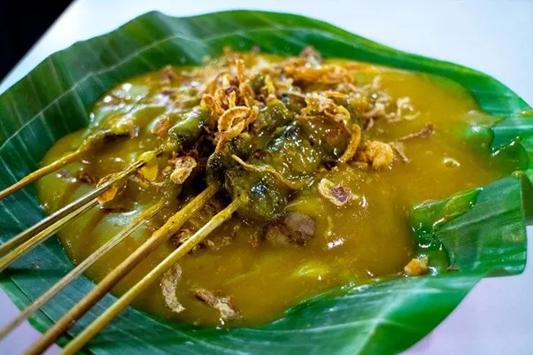 Sate Danguang-Danguang, 1. Galamai, 2. Batiah, 3. Rendang Talua, 4. Pangek Cubadak, 5. Gulai Paluik, 6. Rendang Runtiah, 7. Bareh Randang, 8. Katupek Gulai Paku, 9. Rendang Paru, 10. Sate Danguang-Danguang