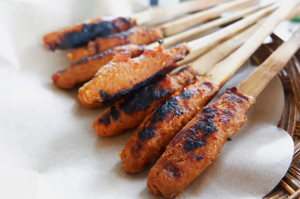 Sate Pusut, 1. Serabi Santan, 2. Ayam Rarang, 3. Sate Bulayak, 4. Bantal, 5. Sate Rembiga, 6. Nasi Kotaraja, 7. Sate Tanjung, 8. Ayam Taliwang, 9. Kue Kerake, 10. Sate Pusut