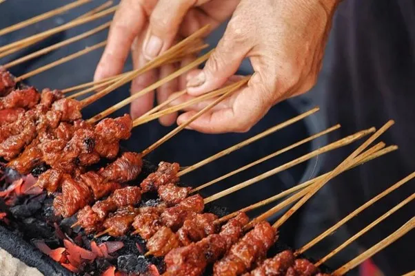 Sate Rembiga, 1. Serabi Santan, 2. Ayam Rarang, 3. Sate Bulayak, 4. Bantal, 5. Sate Rembiga, 6. Nasi Kotaraja, 7. Sate Tanjung, 8. Ayam Taliwang, 9. Kue Kerake, 10. Sate Pusut