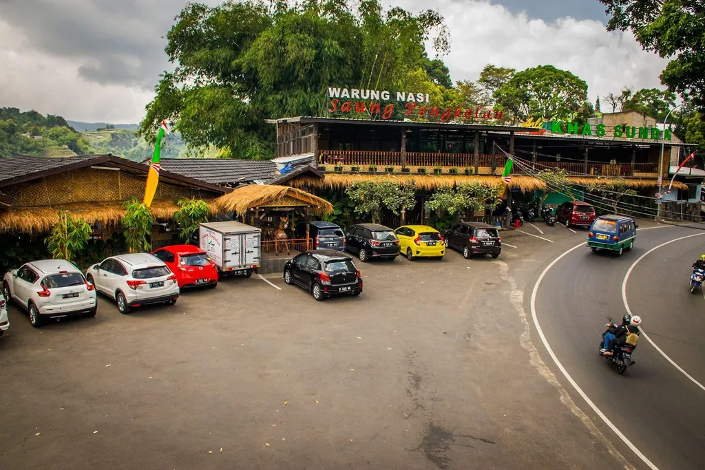 Saung Pengkolan 1, 1. Dusun Bambu (Burangrang Resto), 2. Lereng Anteng, 3. Tafso Barn, 4. Maja House, 5. Roxx Café Lembang, 6. Saung Pengkolan 1, 7. Equator Stable &amp; Resto, 8. The Peak Resort Dining, 9. Cakrawala Sparkling Nature