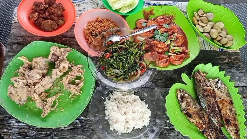 Seafood Bagan Percut, 1. Nasi Bakar Sombang, 2. Udang Tauco Deli Serdang, 3. Bubur Pedas, 4. Nasi Perang, 5. Rujak Uleg, 6. Gulai Masam, 7. Seafood Bagan Percut, 8. Mie Sop, 9. Bolu Kampung