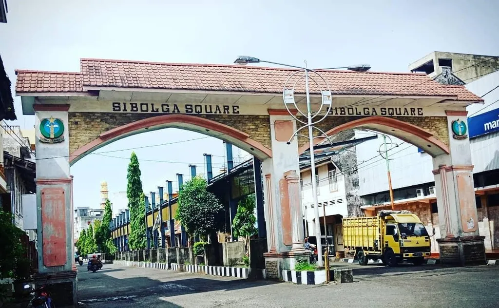 Sibolga Square, 1. Bukit Tor Simarbarimbing, 2. Pulau Poncan Ketek, 3. Pulau Putri, 4. Pantai Wisata Indah, 5. Sibolga Square, 6. Pulau Poncan Gadang, 7. Bukit Ketapang, 8. Batu Lobang, 9. Jembatan Kuning, 10. Pulau Bangke