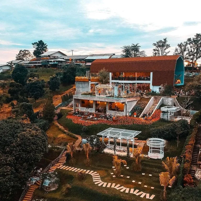 Tafso Barn, 1. Dusun Bambu (Burangrang Resto), 2. Lereng Anteng, 3. Tafso Barn, 4. Maja House, 5. Roxx Café Lembang, 6. Saung Pengkolan 1, 7. Equator Stable &amp; Resto, 8. The Peak Resort Dining, 9. Cakrawala Sparkling Nature