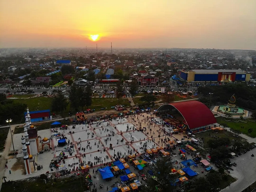Taman Bukit Gelanggang, 1. Pantai Teluk Makmur, 2. Hutan Wisata Dumai, 3. Danau Bunga Tujuh, 4. Wisata Mancing Pantai Pak Ngah, 5. Bandar Bakau Dumai, 6. Taman Bukit Gelanggang, 7. Tugu Lancang Kuning, 8. Pantai Koneng, 9. Masjid Raya Al-Manan, 10. Taman Telaga Tirta Patra