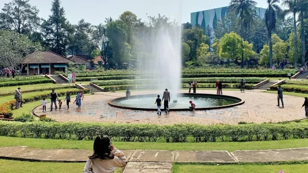 Taman Bunga Wiladatika, 1. Taman Bunga Wiladatika, 2. Buperta Cibubur, 3. Kampung Cina, 4. Kampung Jepang, 5. Cibubur Garden Dairy, 6. Eldorado Waterpark, 7. Kampoeng Maen Cibubur, 8. Taman Lebah, 9. Telaga Arwana, 10. Taman Lalu Lintas Saka Bhayangkara