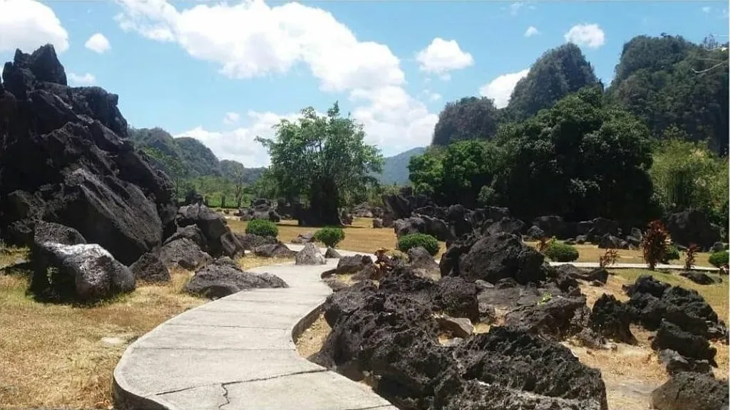 Taman Leang-Leang, 1. Helena Sky Bridge, 2. Puncak Makkaroewa, 3. Sungai Pute, 4. Leang Petta, 5. Pantai Kuri Caddi, 6. Taman Leang-Leang, 7. Air Terjun Bantimurung, 8. Wisata Bulu Saukang, 9. Air Terjun Taipa, 10. Kampung Rammang-Rammang
