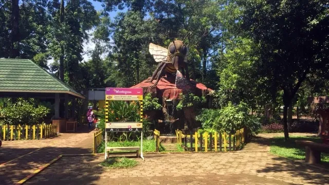 Taman Lebah, 1. Taman Bunga Wiladatika, 2. Buperta Cibubur, 3. Kampung Cina, 4. Kampung Jepang, 5. Cibubur Garden Dairy, 6. Eldorado Waterpark, 7. Kampoeng Maen Cibubur, 8. Taman Lebah, 9. Telaga Arwana, 10. Taman Lalu Lintas Saka Bhayangkara