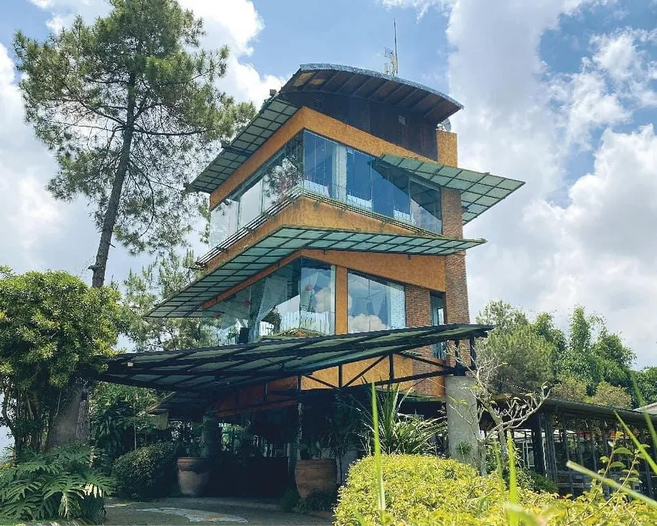 The Peak Resort Dining, 1. Dusun Bambu (Burangrang Resto), 2. Lereng Anteng, 3. Tafso Barn, 4. Maja House, 5. Roxx Café Lembang, 6. Saung Pengkolan 1, 7. Equator Stable &amp; Resto, 8. The Peak Resort Dining, 9. Cakrawala Sparkling Nature