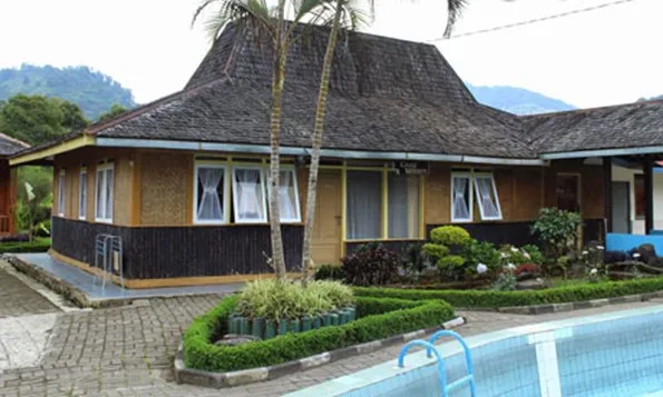 Vila Ciung Wanara, 1. Patuha Tjiwideij Resort, 2. Kampung Karuhun Sutan Raja, 3. Cimanggu Cottage, 4. D’Riam Riverside, 5. Villa Ciwidey Argapuri Resort, 6. Vila Ciung Wanara, 7. Pondok Gembyang Ciwidey, 8. Penginapan eMTe Highland Resort, 9. Sukarasa Endah Cottage, 10. Ciwidey Valley Resort