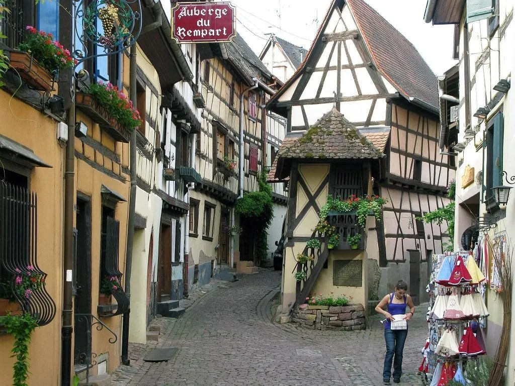 Eguisheim (Grand Est), 1. Moustier Saint Marie (Provence- Alpes- Côte d'Azur), 2. Locronan (Brittany), 3. Riquewihr (Grand Est), 4. Peillon (Provence- Alpes- Côte d'Azur), 5. Collonges-La-Rouge (Nouvelle-Aquitaine), 6. Eguisheim (Grand Est), 7. Seillans (Provence-Alpes-Côte d'Azur), 8. Gordes (Provence-Alpes-Côte d'Azur), 9. Rochefort – en – Terre (Brittany), 10. Domme (Dorgone)