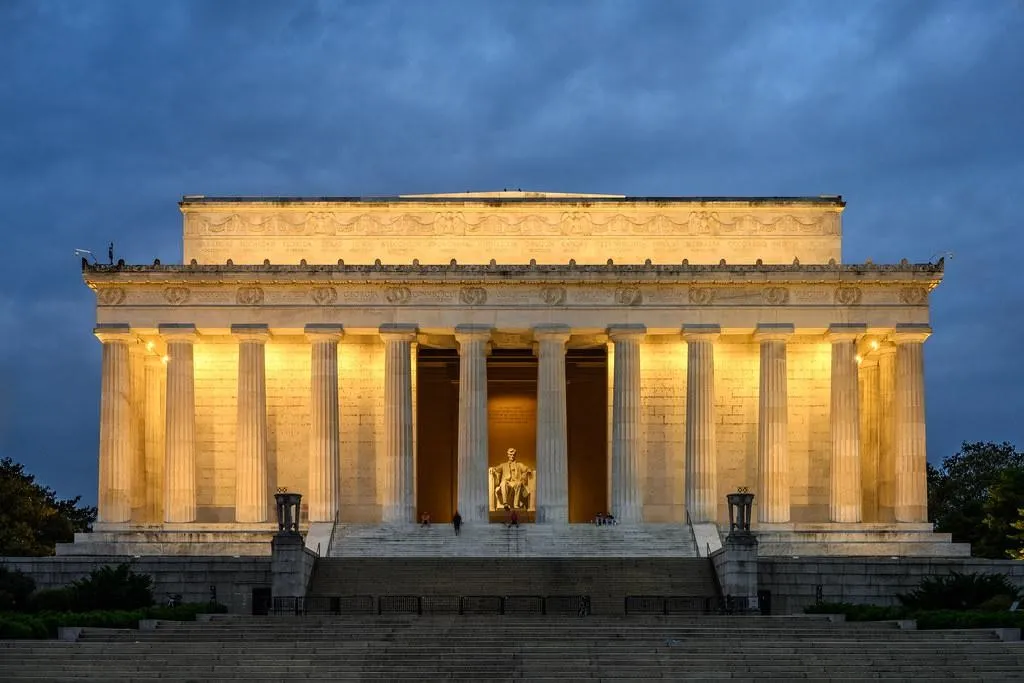 Lincoln Memorial, 1. Gedung Putih, 2. Lincoln Memorial, 3. Washington National Cathedral, 4. U.S. National Arboretum, 5. National Mall, 6. Eastern Market, 7. Kanal C&O, 8. Wolf Trap National Park, 9. Congress Library, 10. Gedung Kongres Amerika Serikat