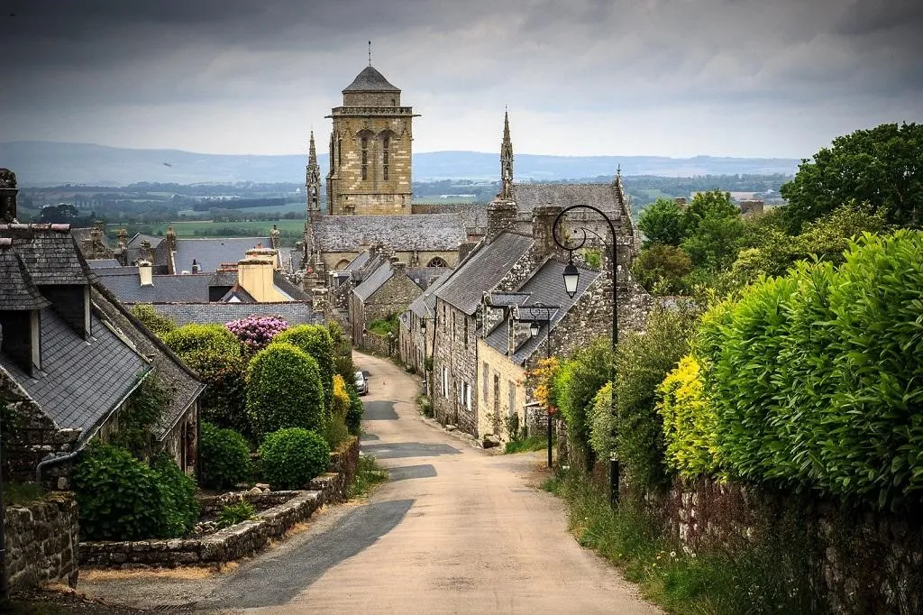 Locronan (Brittany), 1. Moustier Saint Marie (Provence- Alpes- Côte d'Azur), 2. Locronan (Brittany), 3. Riquewihr (Grand Est), 4. Peillon (Provence- Alpes- Côte d'Azur), 5. Collonges-La-Rouge (Nouvelle-Aquitaine), 6. Eguisheim (Grand Est), 7. Seillans (Provence-Alpes-Côte d'Azur), 8. Gordes (Provence-Alpes-Côte d'Azur), 9. Rochefort – en – Terre (Brittany), 10. Domme (Dorgone)