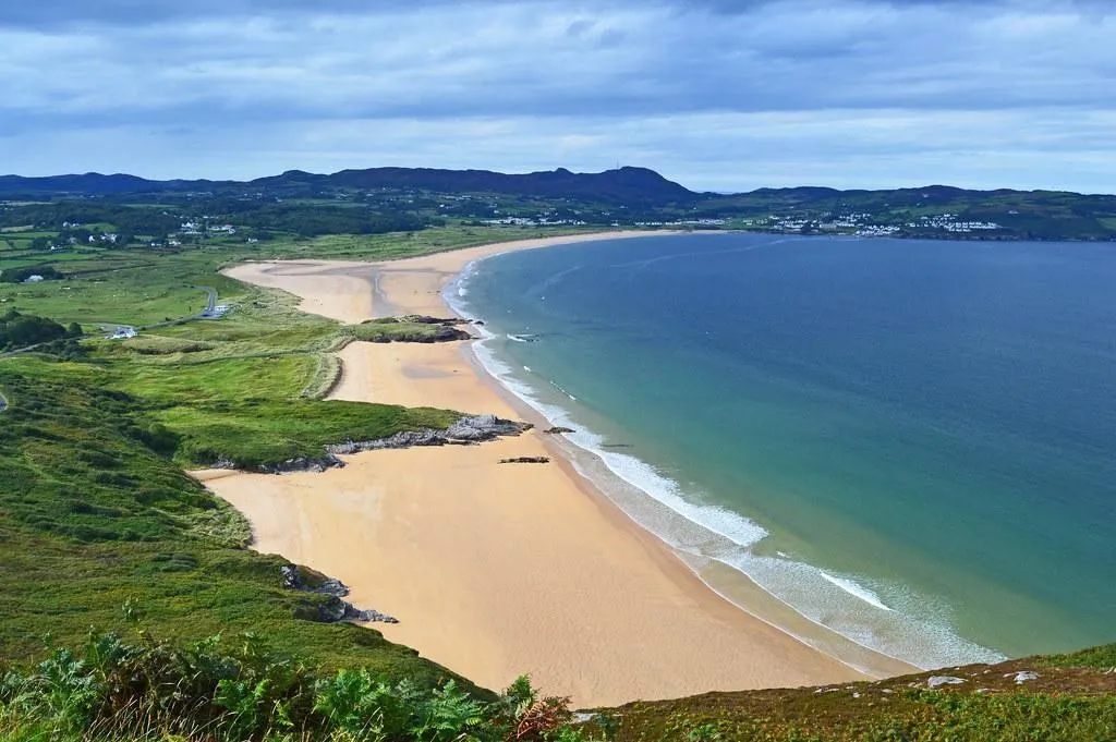 Pantai Portsalon, 1. Keem Bay, Achill Island, 2. Pantai Portsalon, 3. Pantai Inchydoney, County Cork, 4. Trawmore Bay, Achill Island, County Mayo, 5. Pantai Silver Strand, County Donegal, 6. Pantai Murder Hole, Donegal, 7. Dog’s Bay, County Galway, 8. Coumeenoole, County Kerry, 9. Pantai Killiney, County Dublin, 10. Pantai Ballyquin, Ardmore, County Waterford