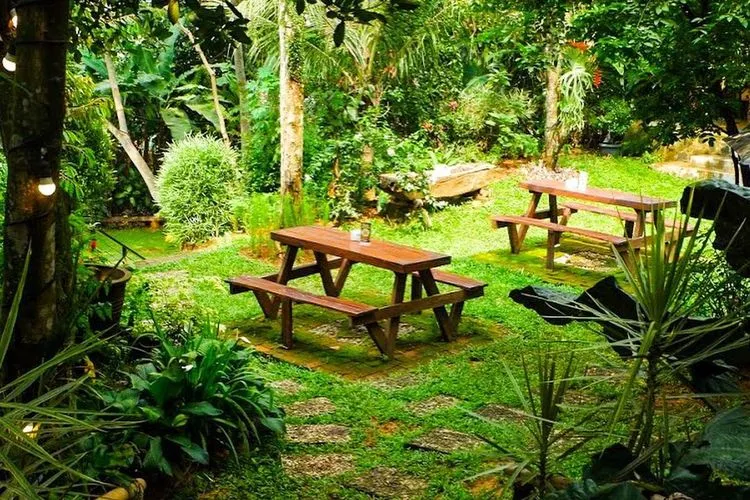 Resto Kebun Teduh_, 1. Edensor Hills Cafe &amp; Resto, 2. Sawah Segar, 3. Resto Kebun Teduh, 4. Desa Jongkon Cafe &amp; Resto, 5. Richie's Garden Cafe and Resto, 6. Kedai De Honje, 7. Villa Aman D'Sini, 8. Pelangi Cafe &amp; Resto, 9. Taman Fathan Hambalang, 10. Talaga Kuring