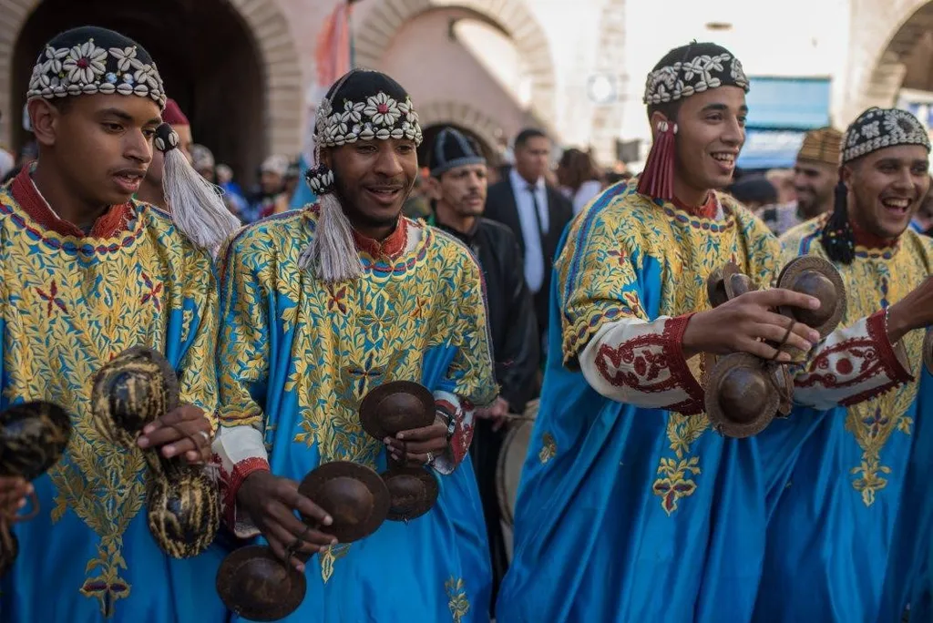 Seni Musik Malhun, 1. Budaya Minum Teh, 2. Memakai Pakaian Djellabas, 3. Seni Musik Malhun, 4. Hidangan Unik Tanjia, 5. Memasak Kuskus pada Hari Jumat, 6. Bangunan dengan Ubin Zellige , 7. Perayaan Moulay Idris Festival, 8. Seni Tawar Menawar yang Baik, 9. Meninggalkan Makanan di Piring Hal Biasa, 10. Menjual Minuman Beralkohol