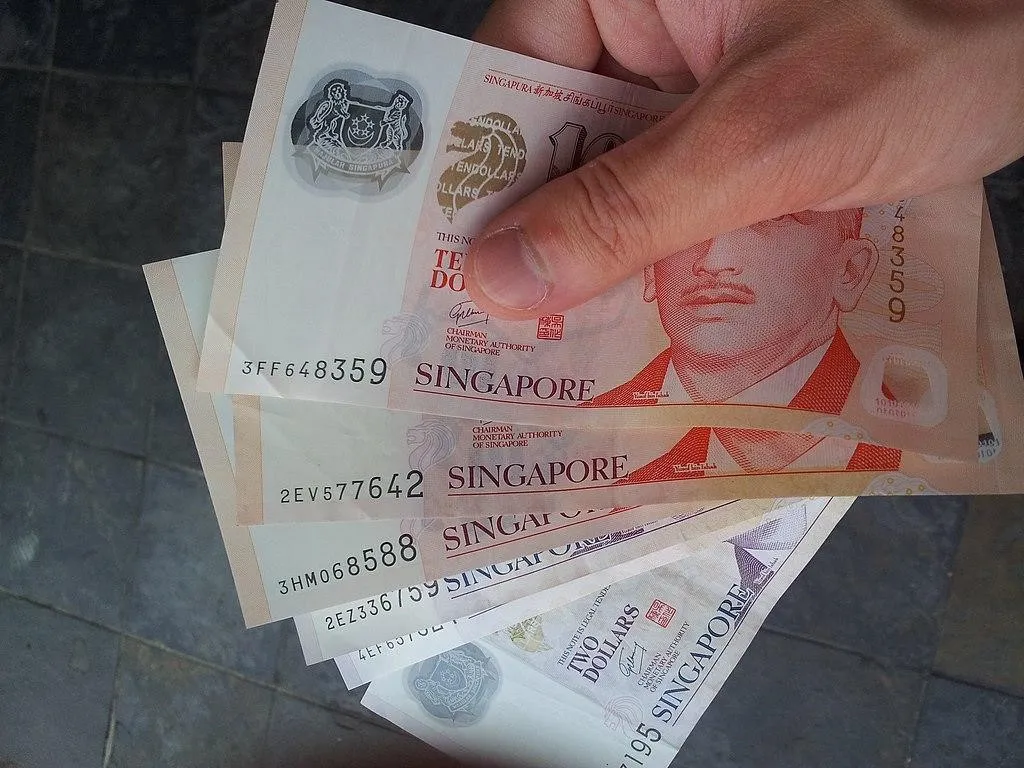 Tukar Mata Uang, 1. Budgeting dan Planning, 2. Hunting Tiket Murah, 3. Berburu Tempat Penginapan, 4. Tukar Mata Uang, 5. Siapkan Peta, 6. Hunting Tempat Makan yang Murah, 7. Hemat dengan MRT atau Berjalan Kaki, 8. Membawa Botol Minum Kosong, 9. Jelajahi Destinasi Wisata yang Berkesan, 10. Belanja Murah di Singapura