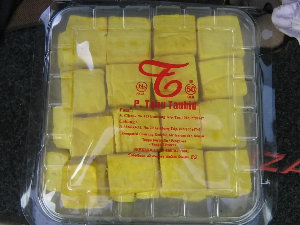 Tahu Tauhid, 1. Bolu Susu Lembang, 2. Tahu Susu Lembang, 3. Tahu Tauhid, 4. Kue Phia So-Phia, 5. Keripik Singkong Karmel, 6. Susu Murni KPSBU, 7. Serba Susu, 8. Es Mambo &amp; Yoghurt Lembang, 9. Ketan Bakar